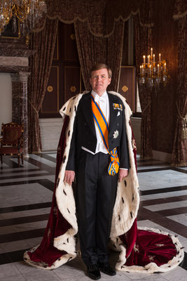 Staatsiefoto koning met koningsmantel